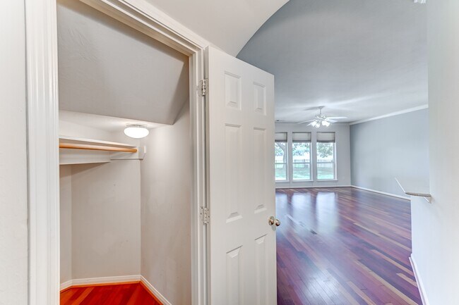 Building Photo - 10103 Cottonwood Canyon Dr