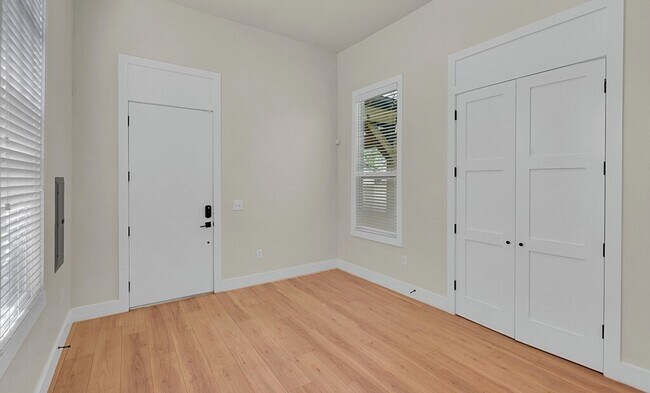 Building Photo - Beautiful 3 bedroom / 3 bath house available now!