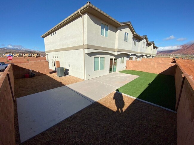 Building Photo - 3 Bedroom Townhome. Water, Sewer, and Garbage Included!