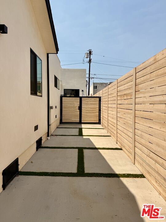 Building Photo - 2427 Shoredale Ave