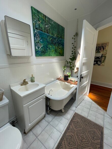 2nd Floor Bathroom w soaking tub - 3528 Keswick Rd