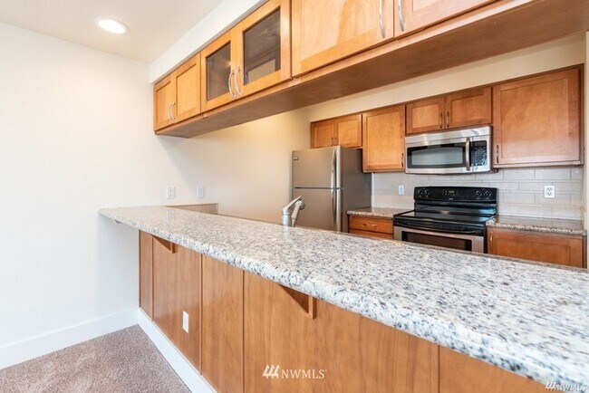 Building Photo - *** RENT SPECIAL 50% off MAY RENT*** Beautiful & Spacious Condo in the Heart of Tacoma
