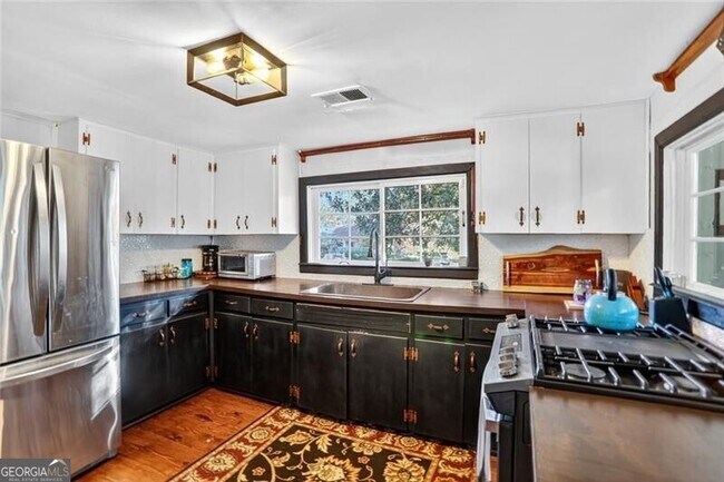 Building Photo - 3671 Bishop Dr