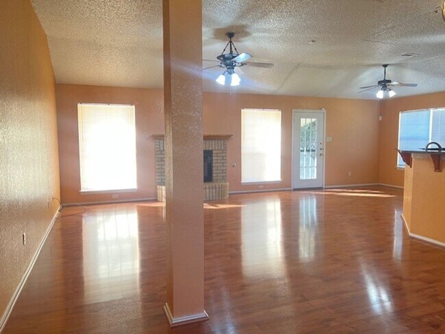 Building Photo - 2405 Creek Dr