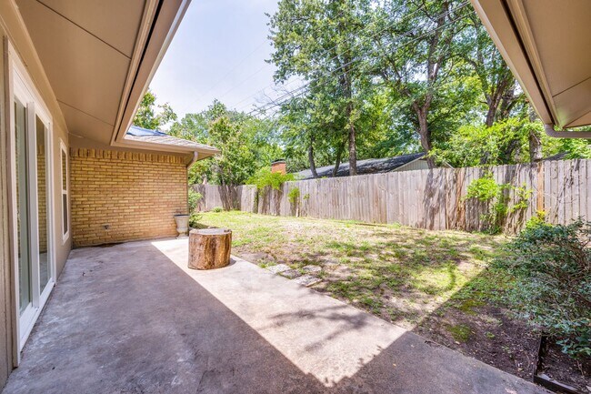 Building Photo - 1710 Green Oaks Dr