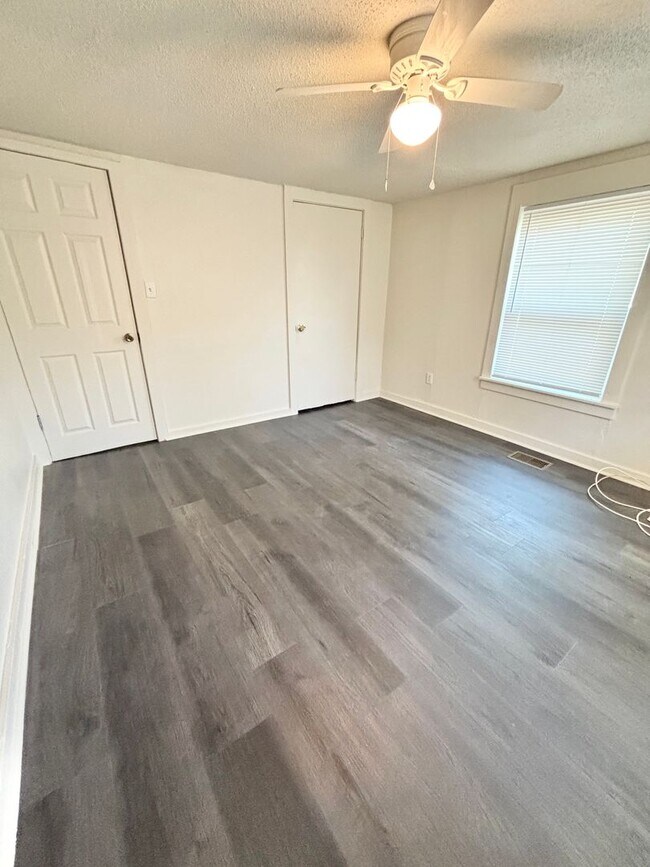 Building Photo - Midtown Cottage special