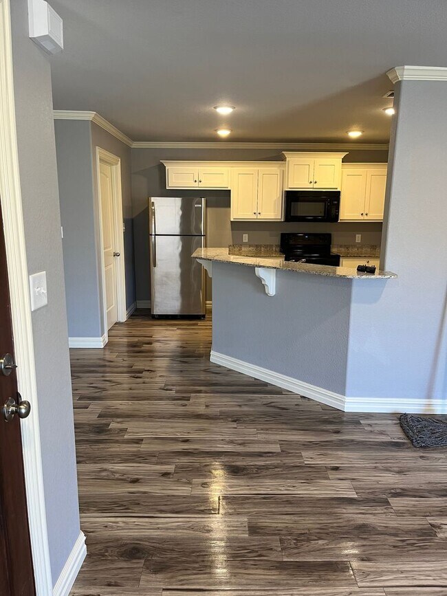 Building Photo - 3 bedroom duplex