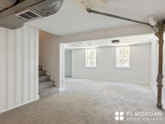 Building Photo - 3 bedroom , 2 bathroom House - Recently Up...