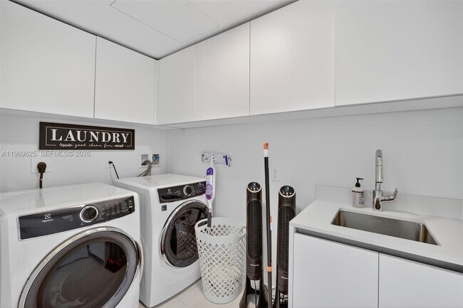 Building Photo - 900 N Ocean Blvd