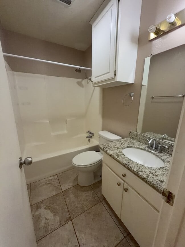 Building Photo - 629 W Ridge Dr