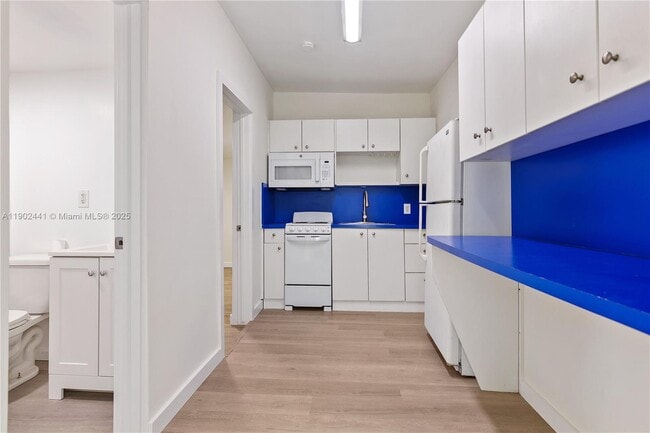 Building Photo - 218 SW 6th Ave