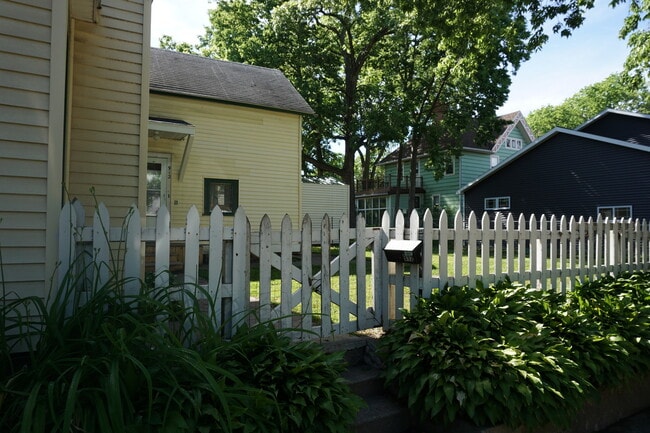 Building Photo - 5 bed / 2 bath + bonus room near universities $375/bedroom