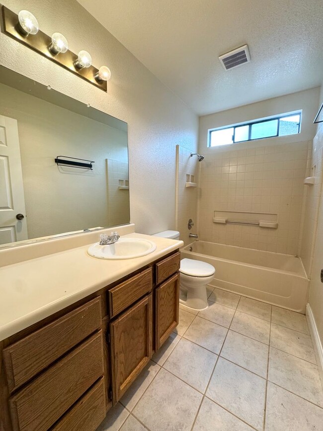 Building Photo - 4 Bedroom in Candlewood Subdivision