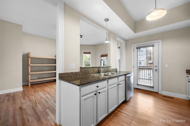 Building Photo - Updated Duplex Condo with 2 parking spots