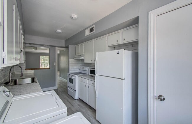 Building Photo - 5208 Arboles Dr