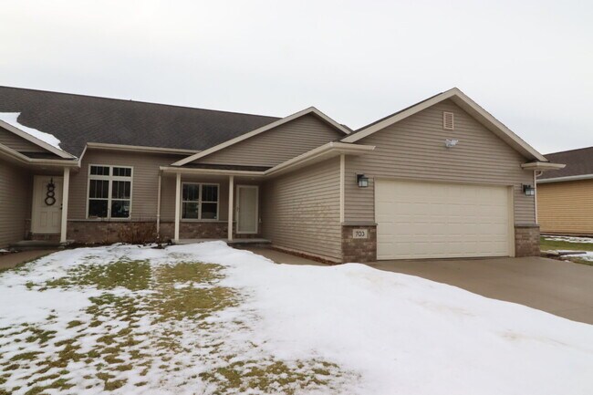 Building Photo - Large 3 Bedroom 2 Bath Townhouse style Duplex