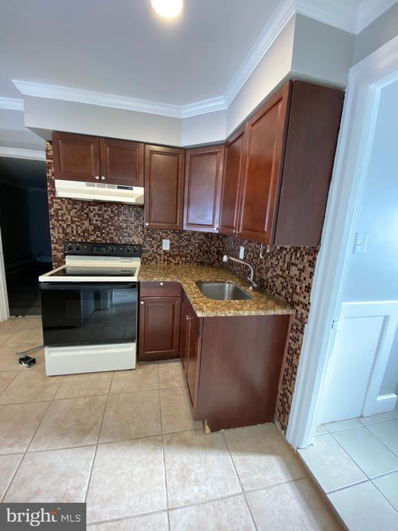 Building Photo - 454 Walnut St