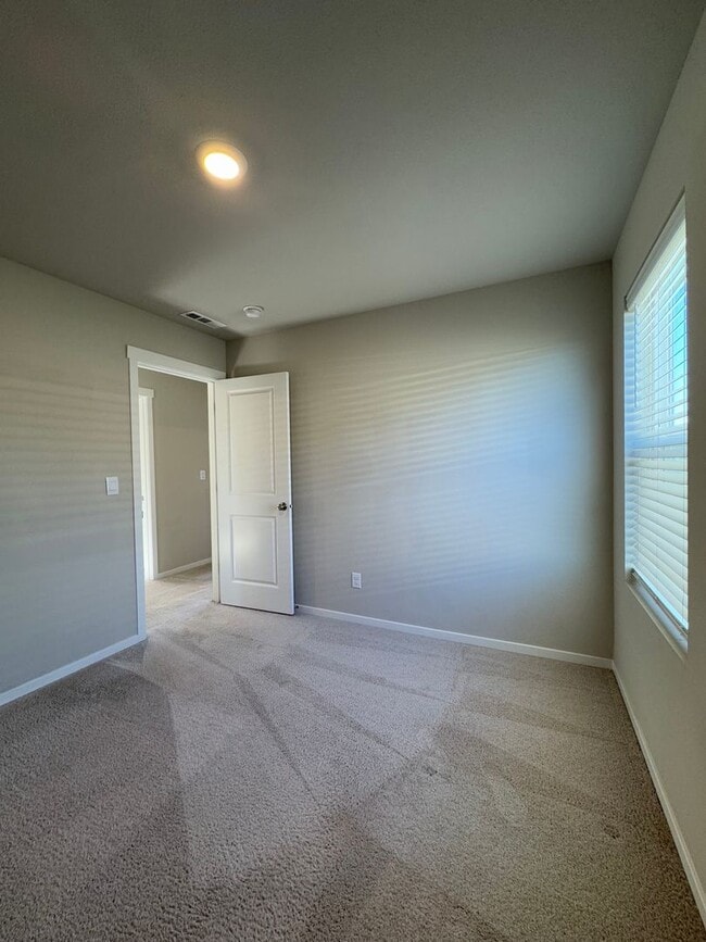 Building Photo - Spacious 4-Bedroom Home in a Great Neighborhood