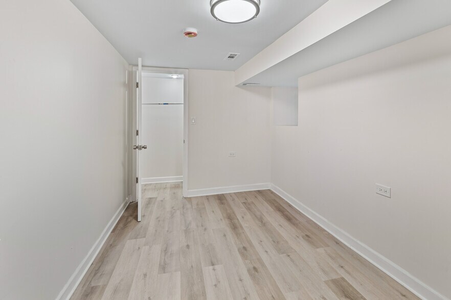 Building Photo - 1345 N Maplewood Ave