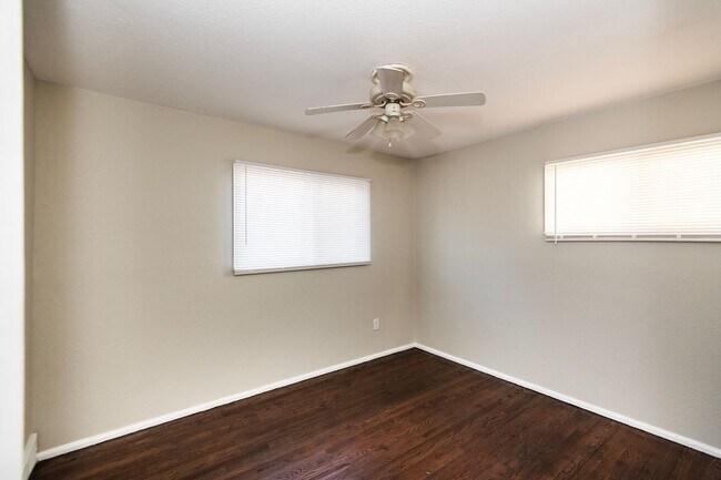 Building Photo - Comfortable 3 Bedroom 1 Bathroom Home