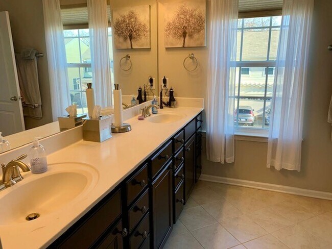 Building Photo - 130 Spring Pine Ln