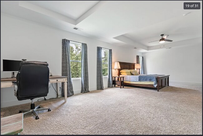 Building Photo - 6643 White Oak Ln