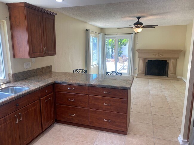 Building Photo - 3 Bedroom Home - Centrally Located with So...