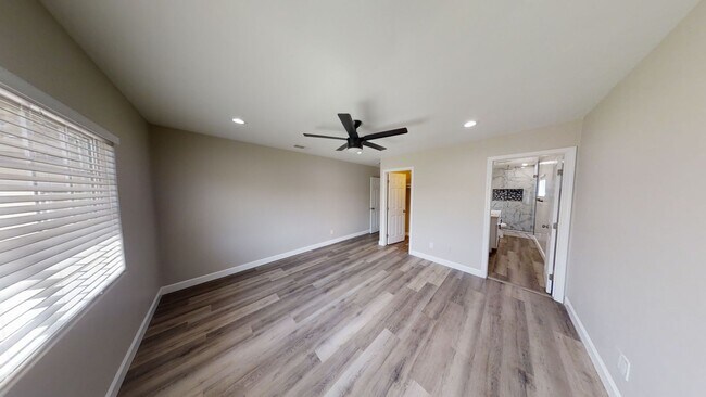 Building Photo - Newly Renovated (2022)! Amazing Location! ...