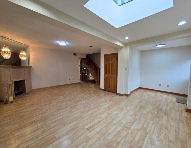 Building Photo - 911 80th St