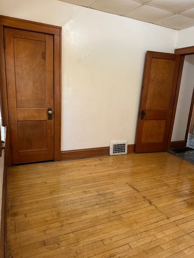Building Photo - Charming 2-Bedroom Lower Duplex