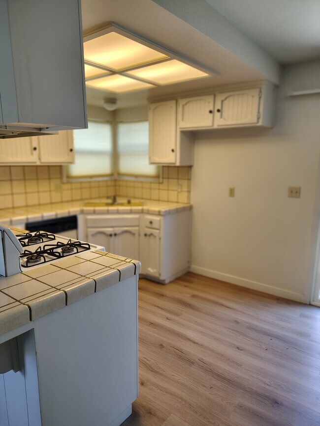 Kitchen - 1100 S Edison St