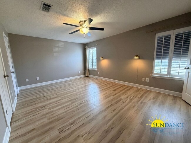 Building Photo - Charming Custom Details & Cul-de-Sac Living in Mary Esther!