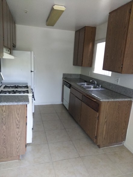 kitchen - 10939 Morrison St