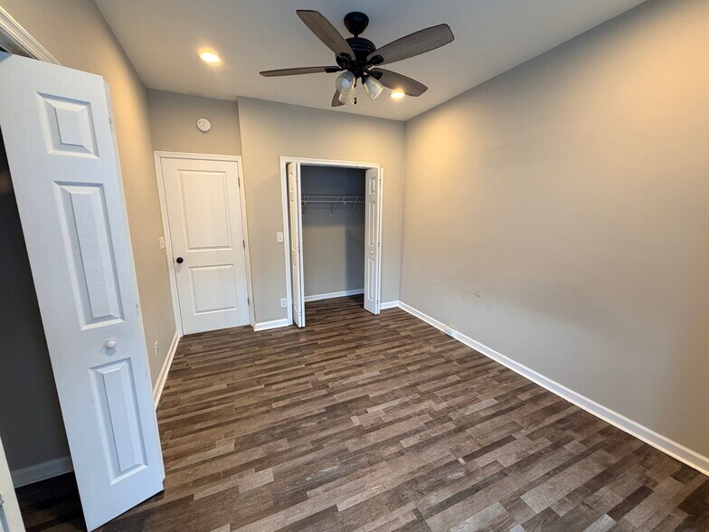 Bedroom w/ 2 Closets - 4654 York Rd