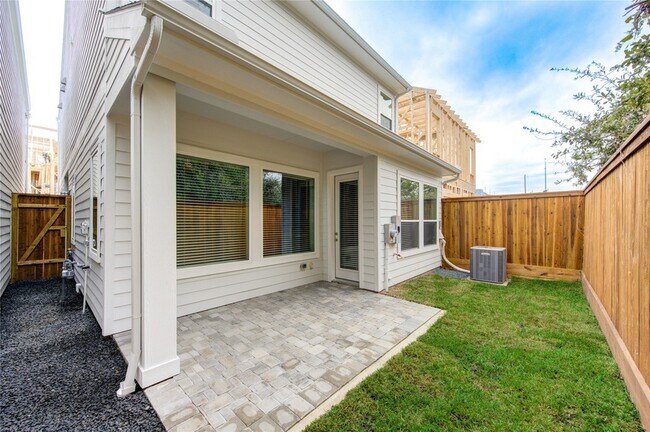 Building Photo - 16032 Mason Run Dr