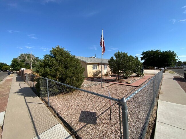 Building Photo - 3 Bedroom Single Story Home Available Near...