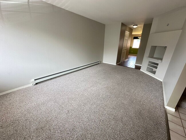 Building Photo - Beautiful 2 Bed 1.5 Bath Condo!