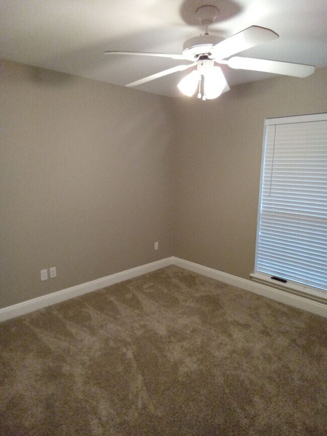 Building Photo - ****Woodlake South****MUST SEE**