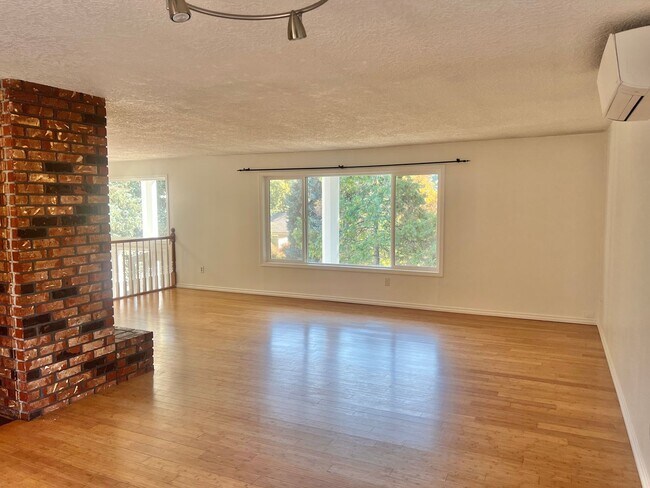 Building Photo - Mini Mansion in Salmon creek in mature nei...