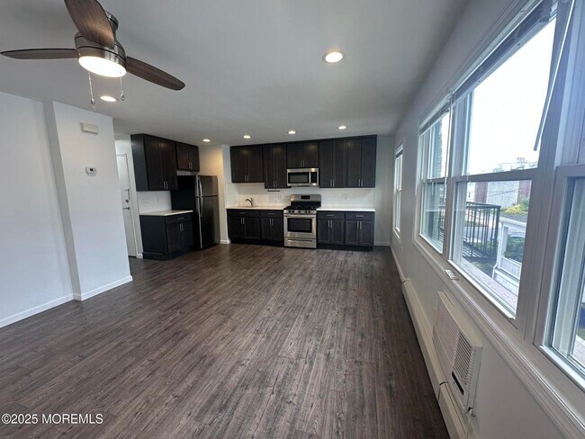 Building Photo - 407 3rd Ave