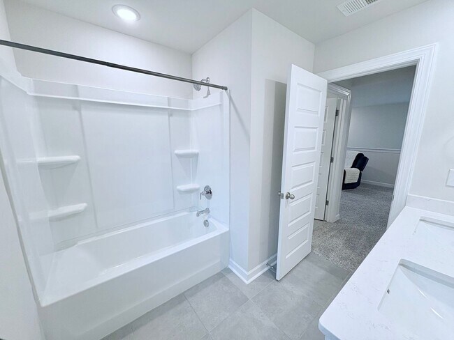 Building Photo - 220 Coulter Ct