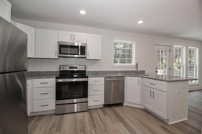 Building Photo - Lux Three Bedroom Townhouse in Sherrills Ford