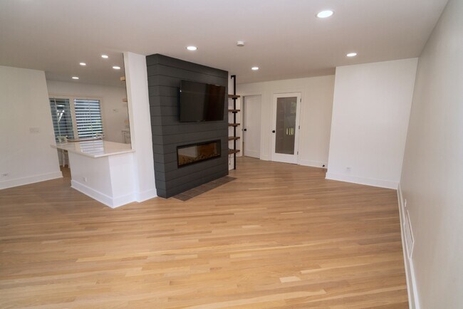 Building Photo - 656 Golf Ln