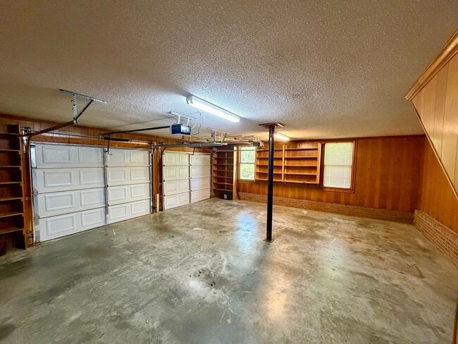Building Photo - Fabulous Home Near Alice Drive!