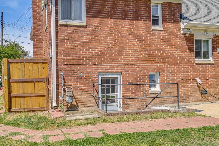 Building Photo - 5929 Camberly Ave