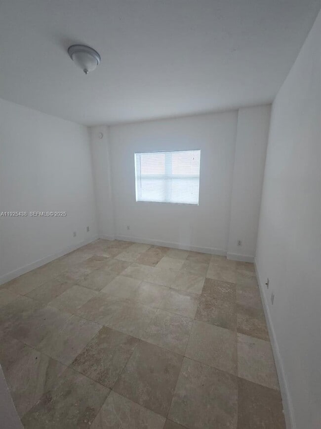 Building Photo - 14951 Royal Oaks Ln