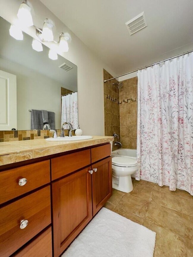 Building Photo - East Lake Town House