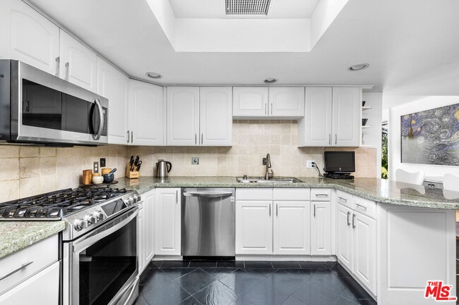 Building Photo - 2843 Lambert Dr