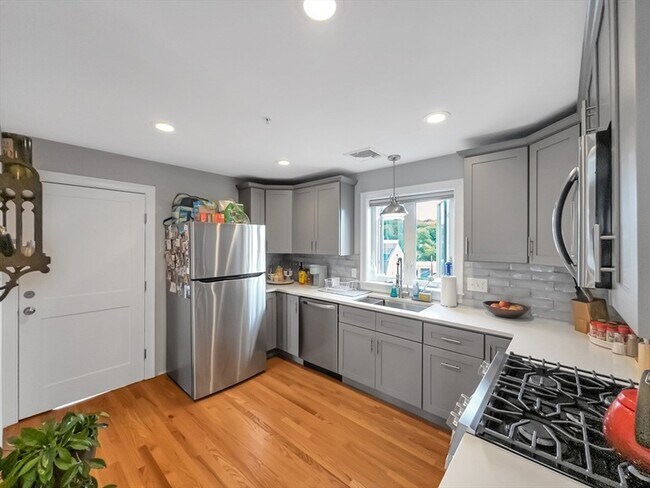 Building Photo - 19 Iona St