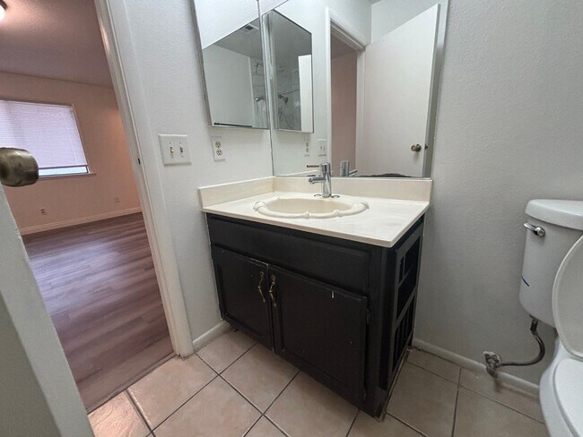 Building Photo - 2 Br/2 Ba. Condo on 2nd fl.